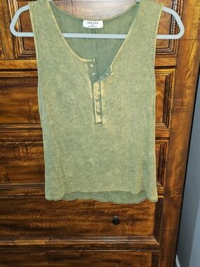 Zenana sz xl Green mineral washed ribbed tank top nwots. Functional snap buttons